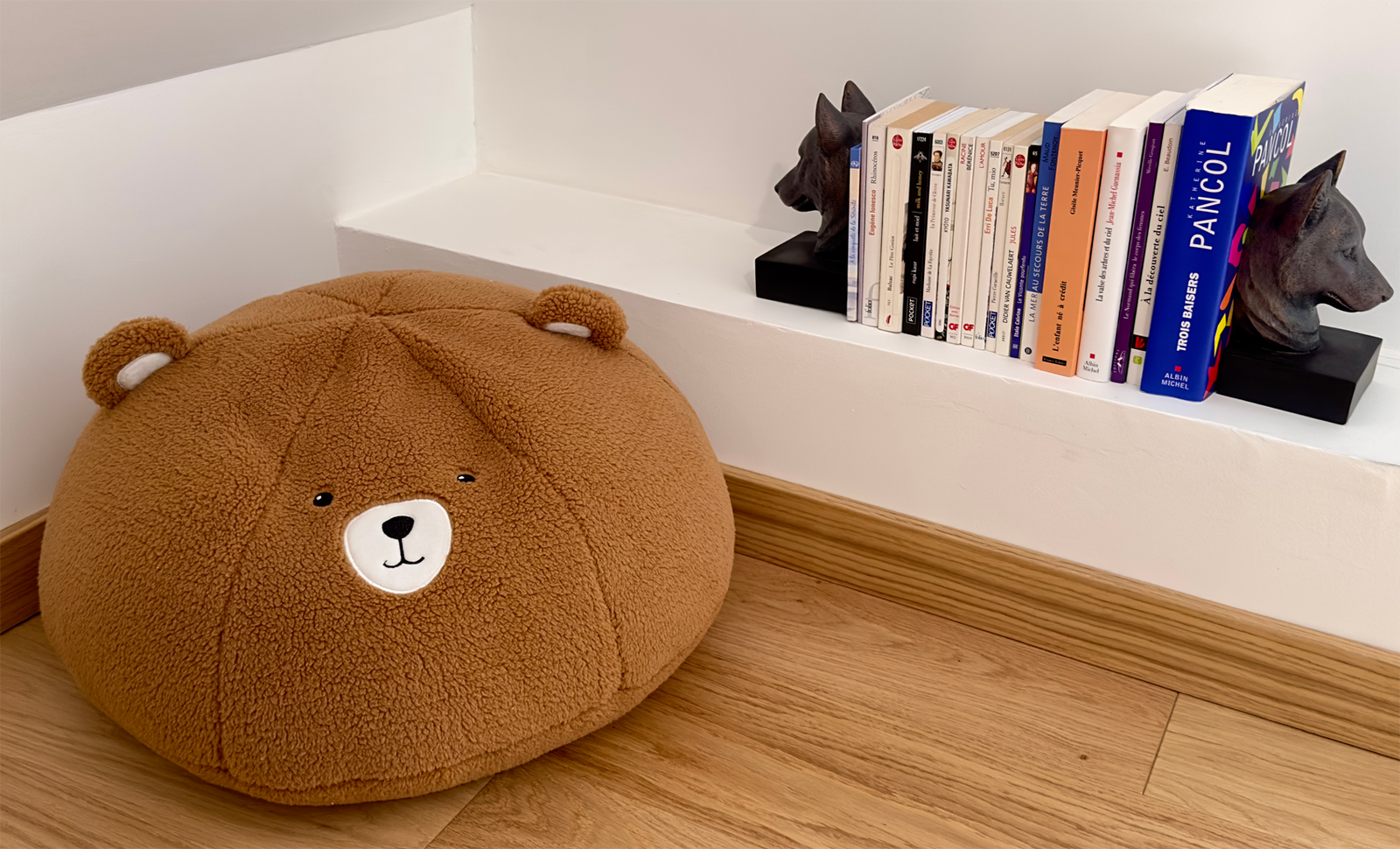 Elle est équipée d'un coin lecture et détente