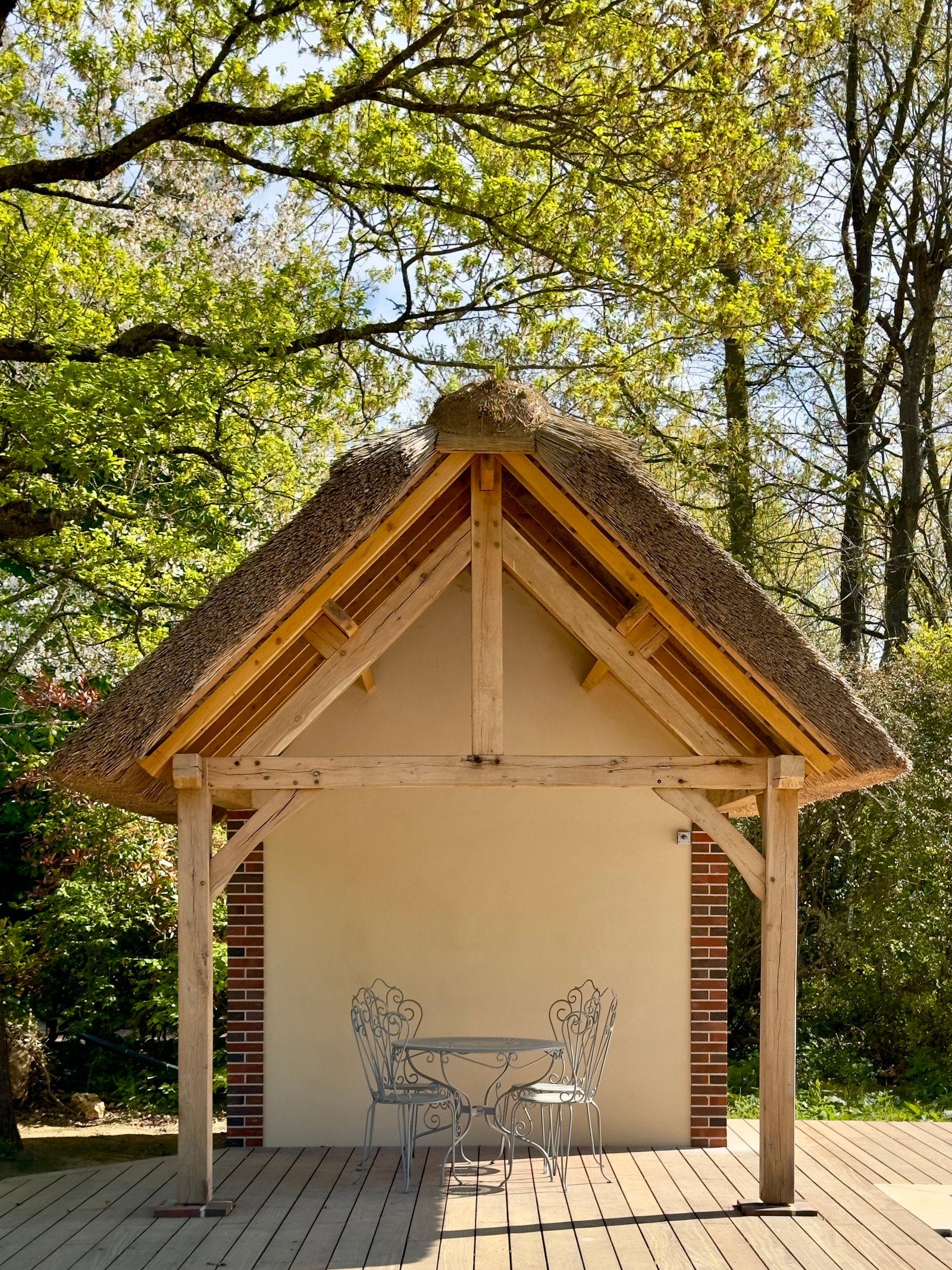 Un café ou une tisane bien installés autour de la table ronde ?