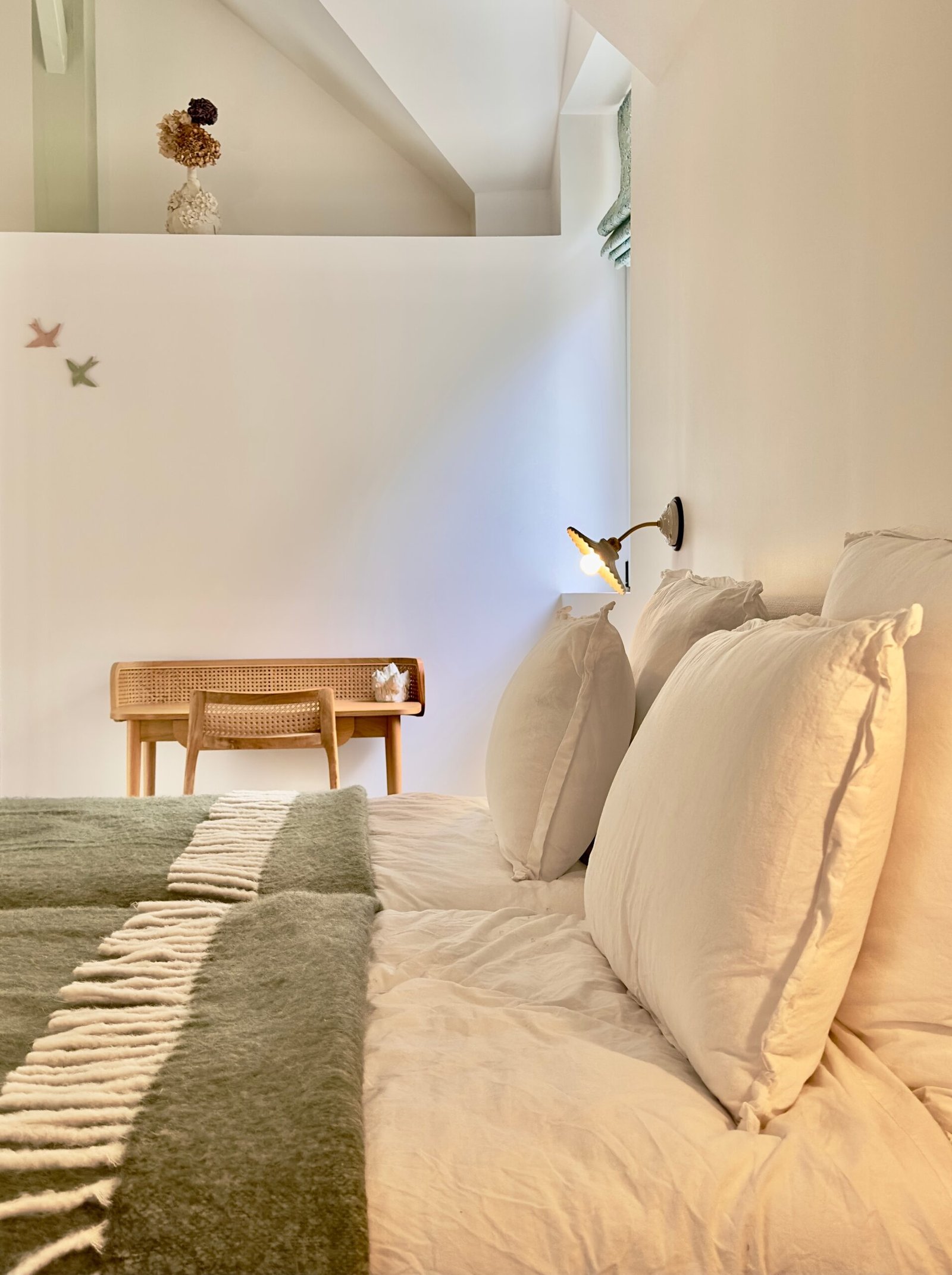 La chambre verte élégamment décorée