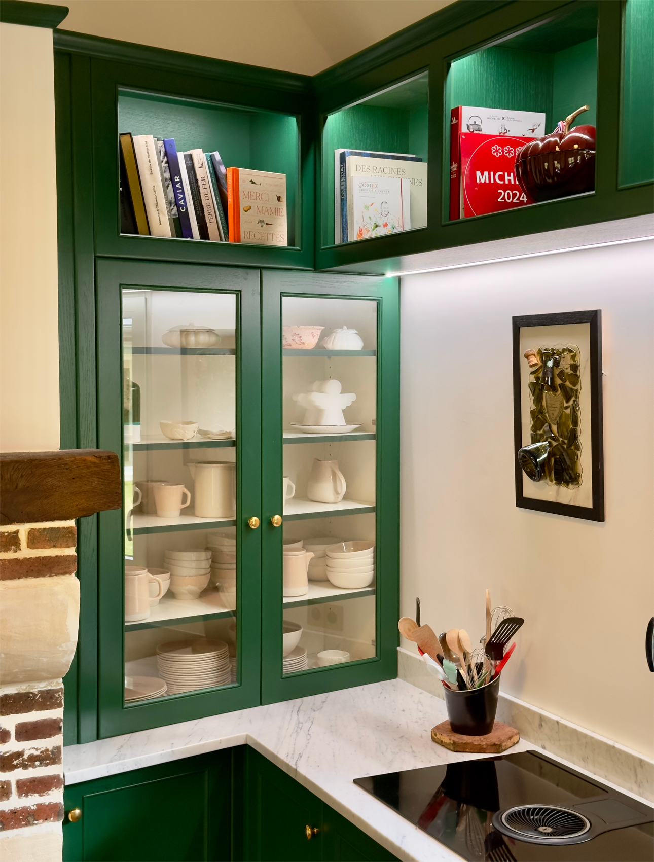 Equipée avec de la vaisselle en céramique Jars