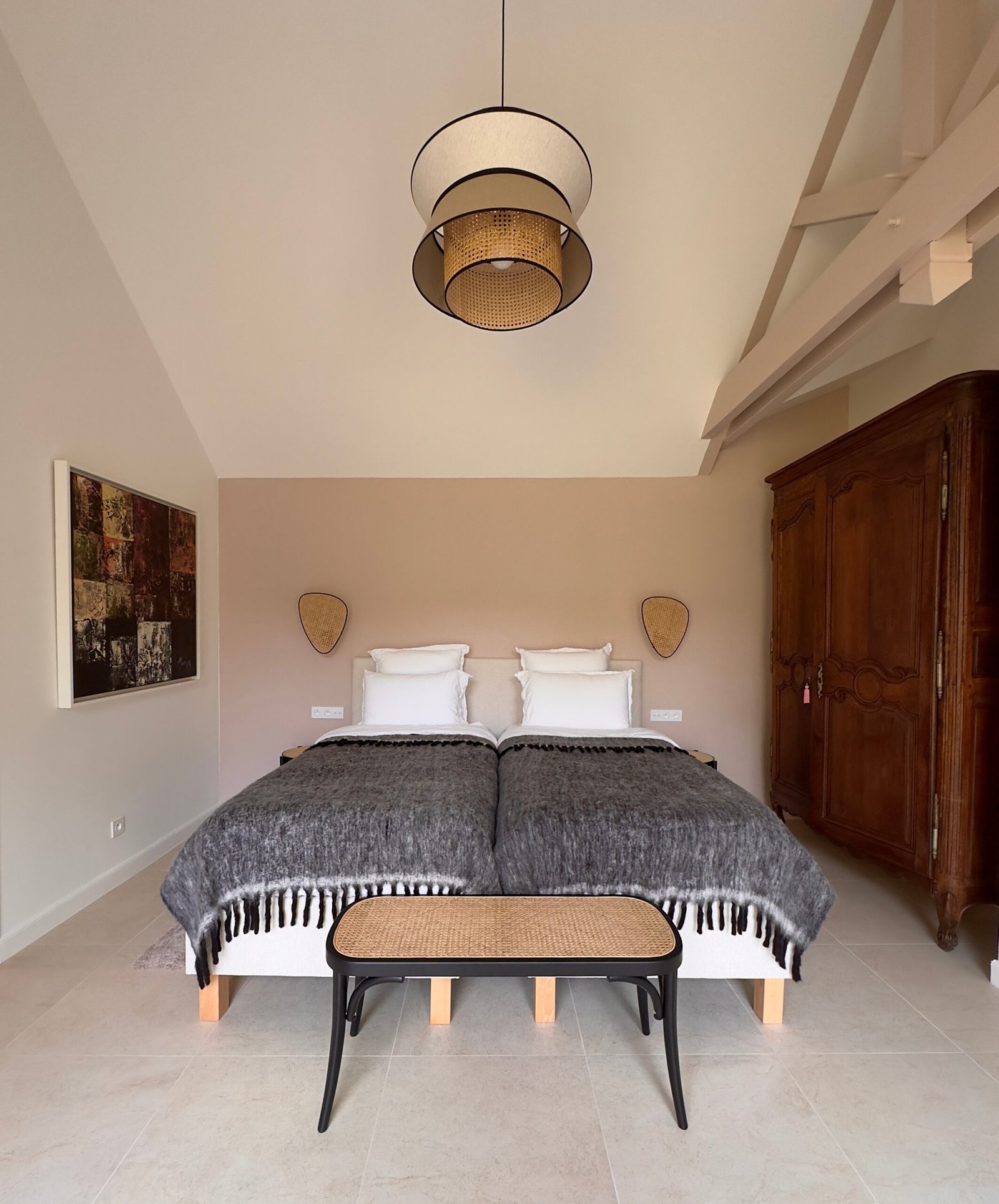 Vue générale de la chambre rose