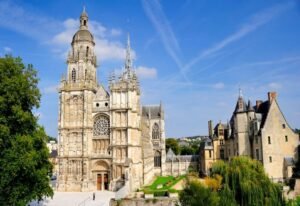 Notre-Dame d’Evreux : A ne pas manquer : les 70 verrières considérées comme un chef-d'œuvre de l’art du vitrail français.