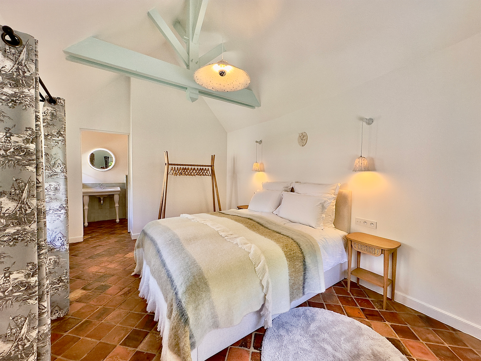The bedroom in the little thatched cottage at Clos des Fauvettes