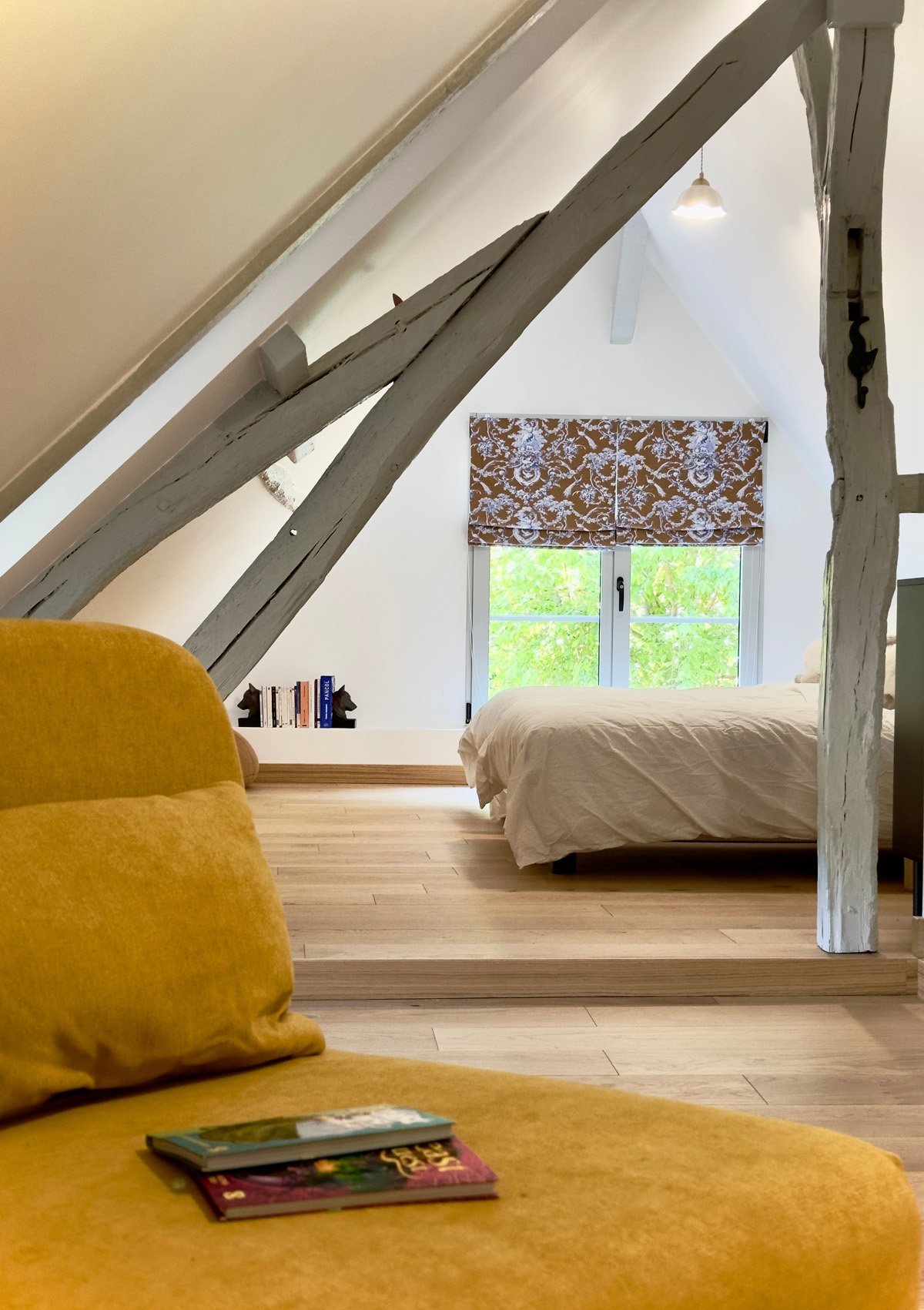 Des chauffeuses sont disposées dans le coin détente