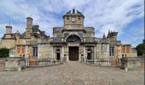Le château Diane de Poitiers à Anet se situe à environ 30 km du Clos des Fauvettes