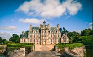 Le château de Beaumesnil se situe à environ 35 km de Damville.