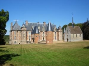 Le château Edouard de Chambray (Gouville) se situe à 10 km du Clos des Fauvettes
