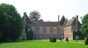 Le château d'Hellenvilliers se trouve à 10 km du Clos des Fauvettes. Henri IV y dormit avant la bataille d'Ivry en 1590, un château normand dont les origines remontent au 9ème siècle et qui combine des éléments des 16ème et 17ème siècles.
