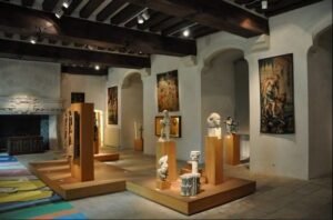 Musée d'Art, Histoire et Archéologie d'Evreux : Le musée d’Art, Histoire et Archéologie d’Évreux, installé dans un ancien palais médiéval classé Monument Historique, offre une immersion unique dans le patrimoine et les arts.