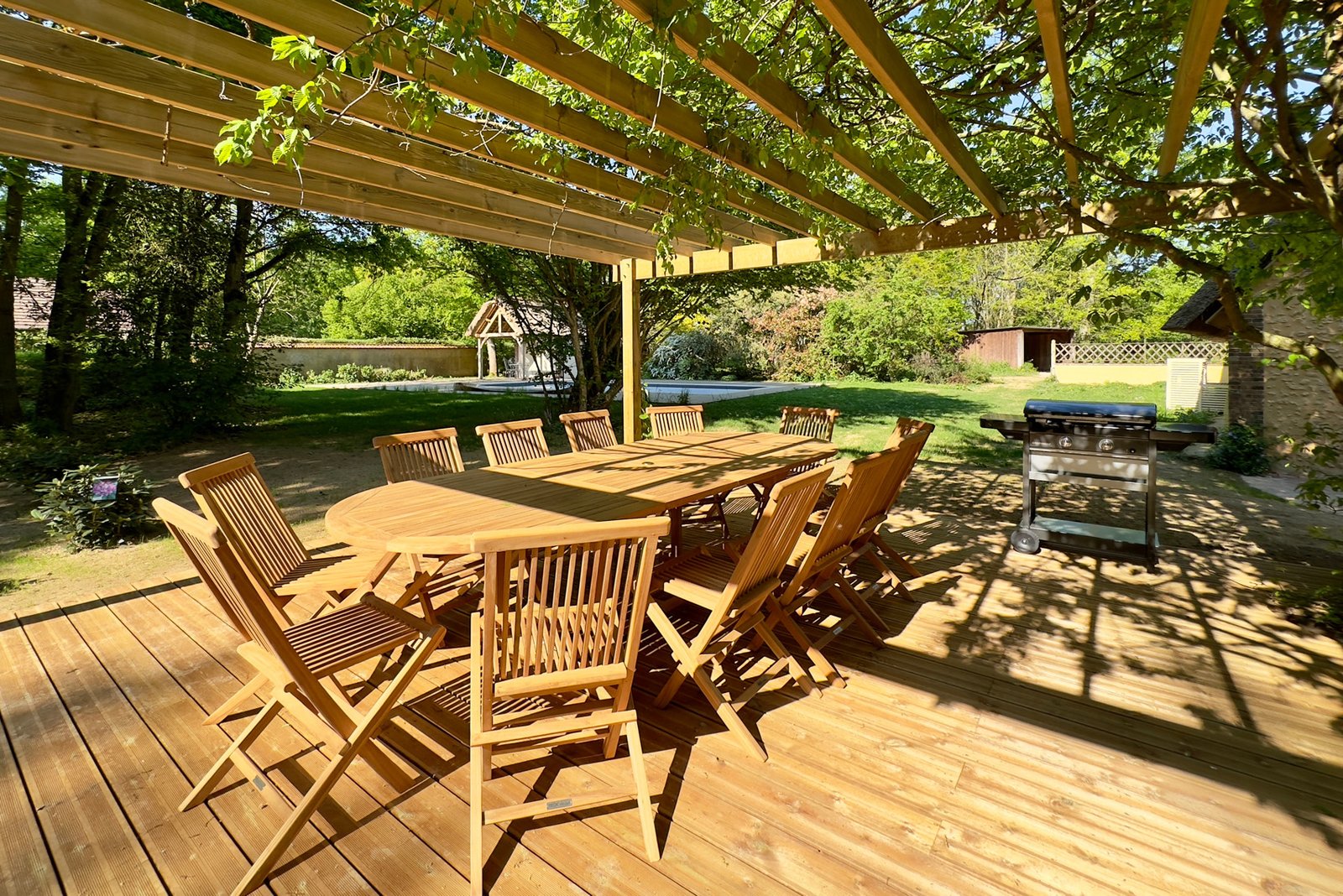 Profitez de la pergola pour déjeuner à l'extérieur