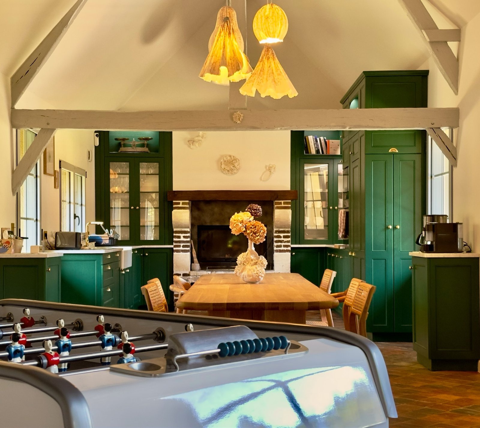 The main room is full of character, combining modernity and authenticity.