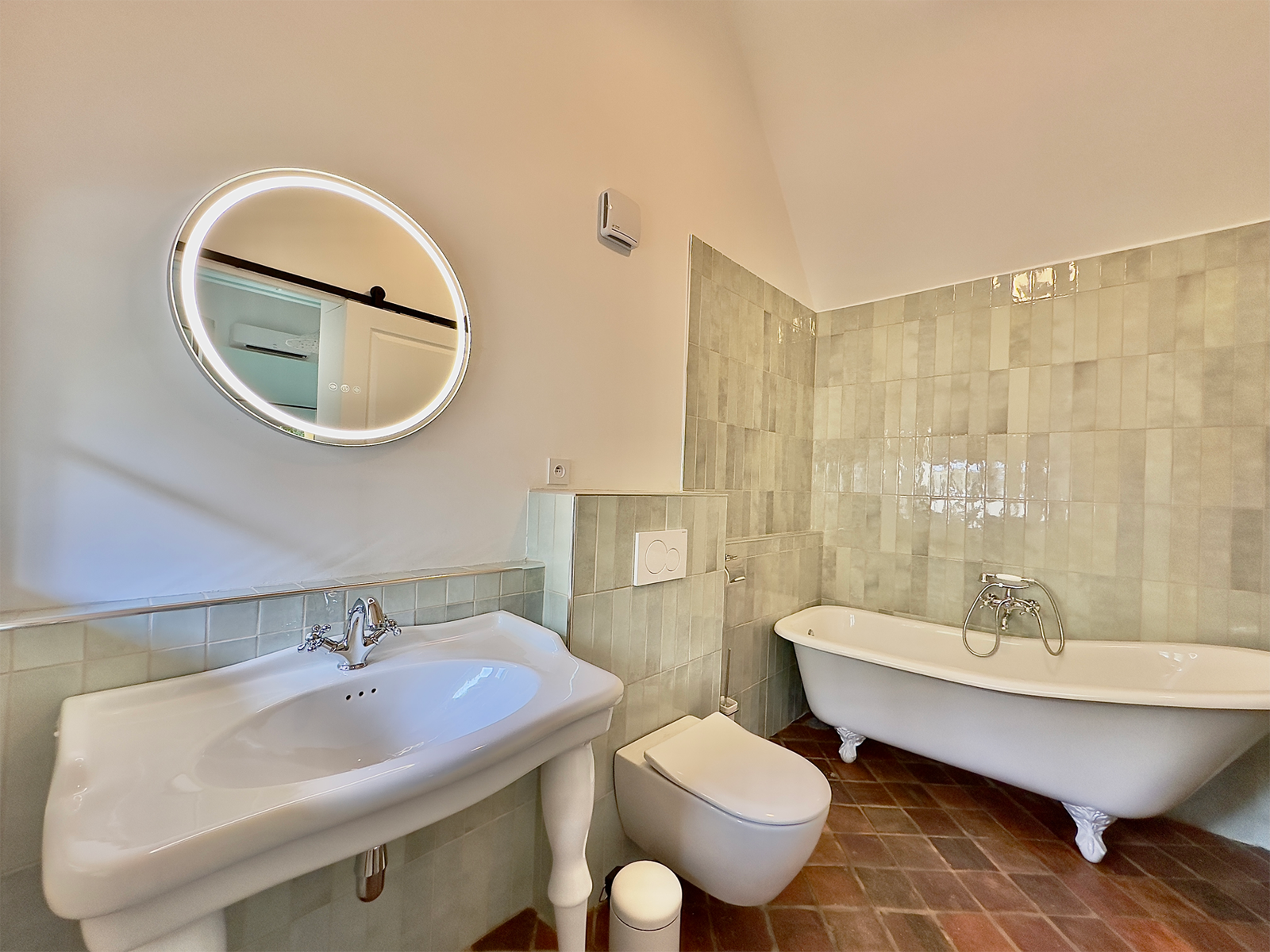 La salle d'eau de la petite chaumière du Clos des Fauvettes