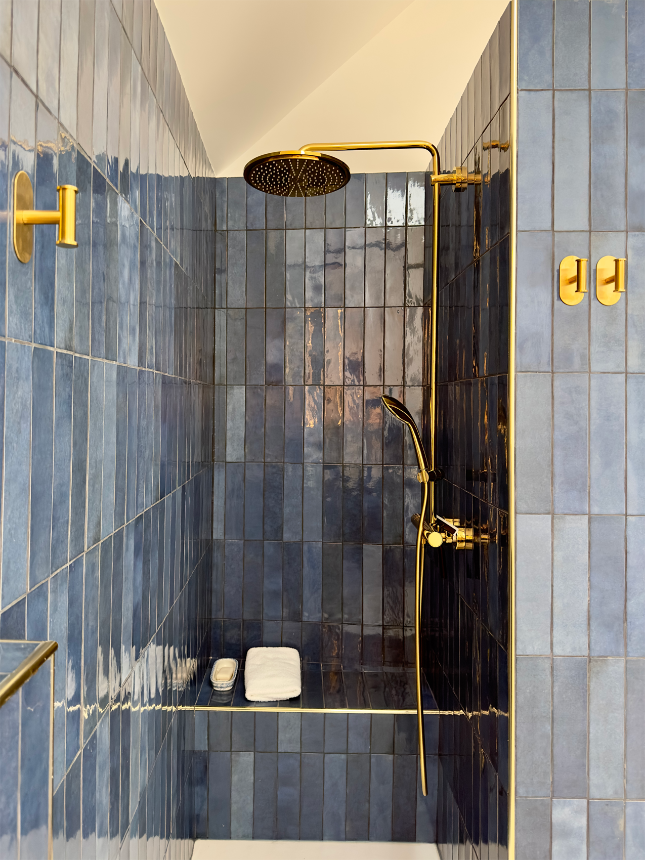 La douche à l'italienne de la salle de bains bleue avec son banc intégré