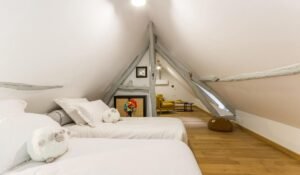 Une chambre dédiée aux enfants est accessible à l'étage de la chaumière