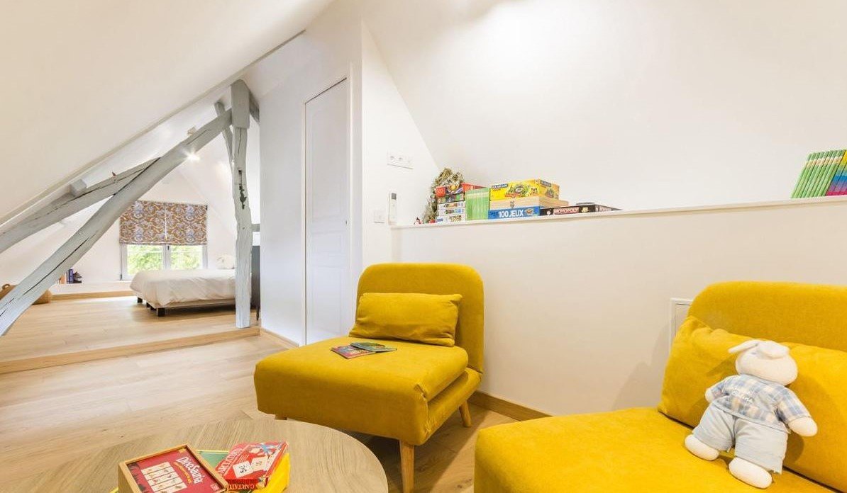 Elle est équipée d'un coin lecture et détente