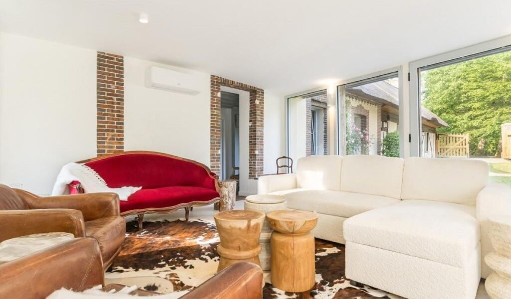 Le salon offre une belle vue sur le patio